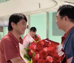 宋凯现场接机U17国足，感谢浮嶋敏创造历史并给全员戴花环
